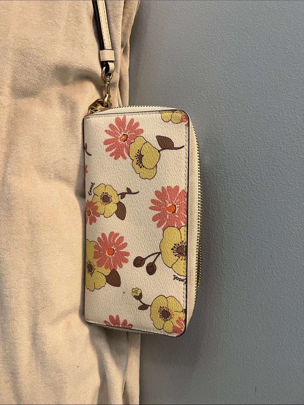 Coach Floral Zip Wallet in Cream with Yellow & Pink Blooms - Picture 4 of 4